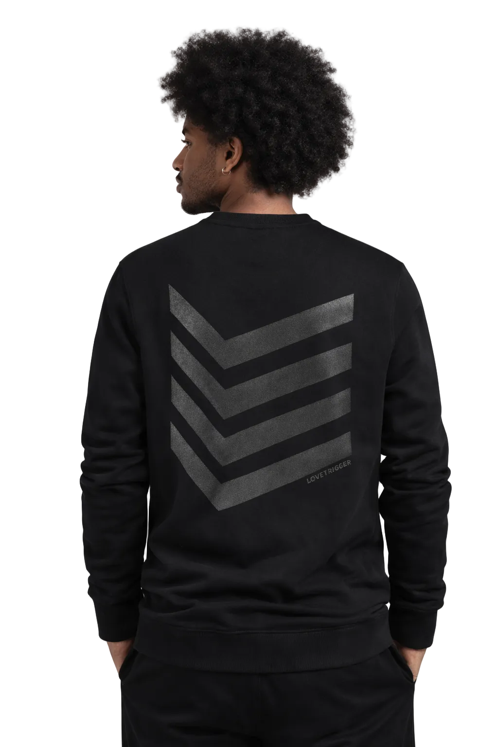 Model draagt SILKE Black sweater van biologisch katoen – Lovetrigger