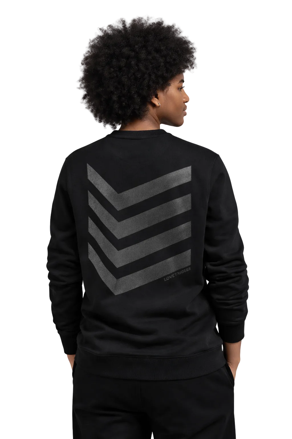 Model draagt SILKE Black sweater van biologisch katoen – Lovetrigger