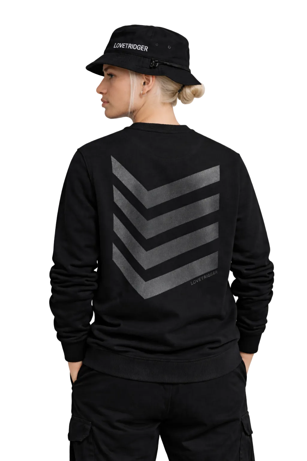 Model draagt SILKE Black sweater van biologisch katoen – Lovetrigger