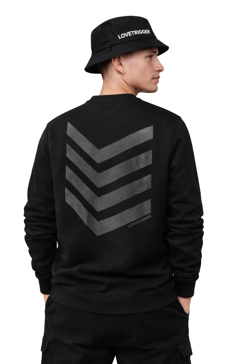 Model draagt SILKE Black sweater van biologisch katoen – Lovetrigger