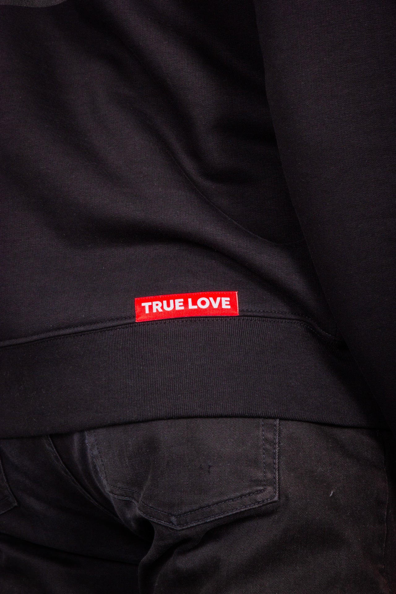 SILKE zwarte sweater biologisch katoen achterkant detail