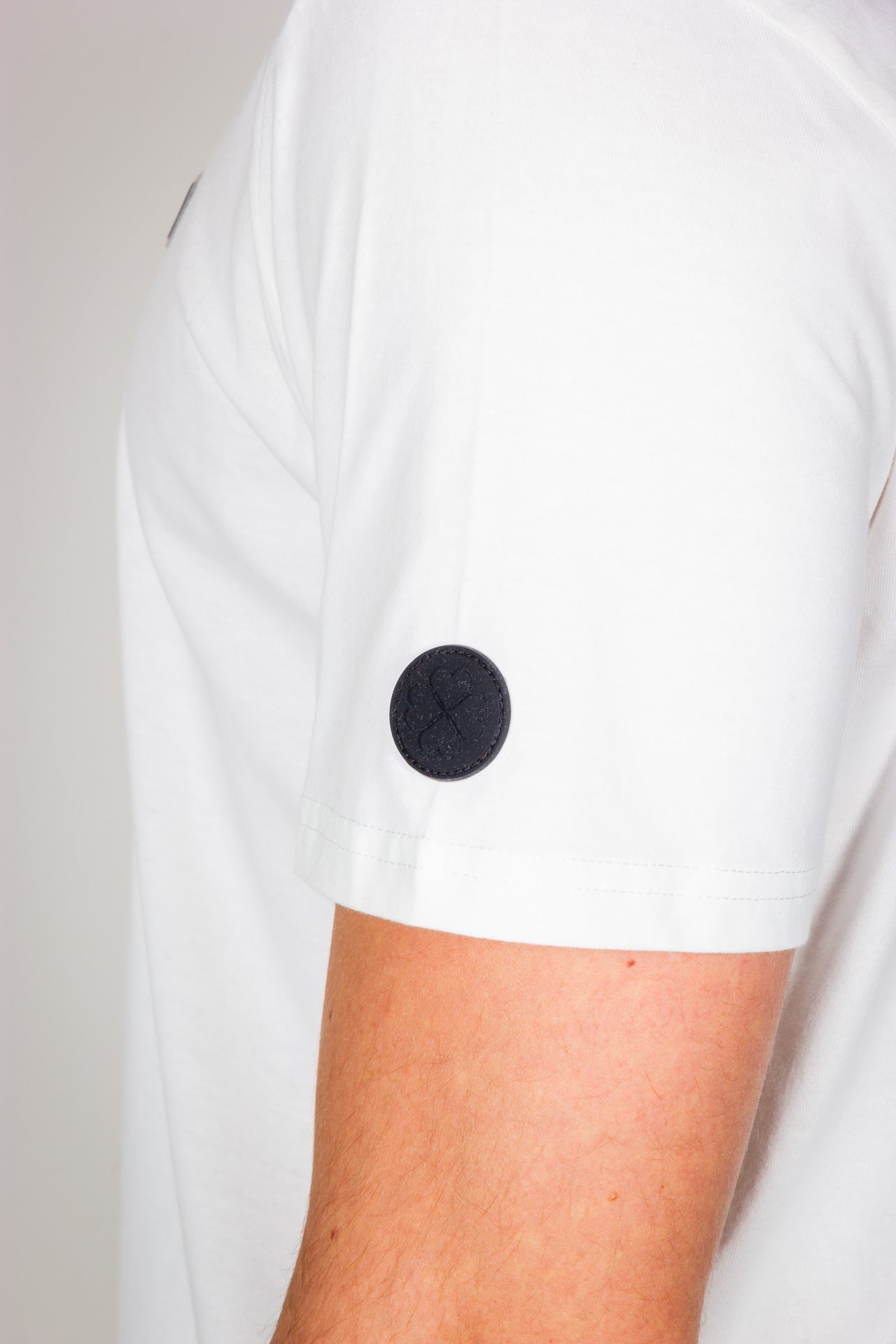 TAHA off white t-shirt biologisch katoen detail