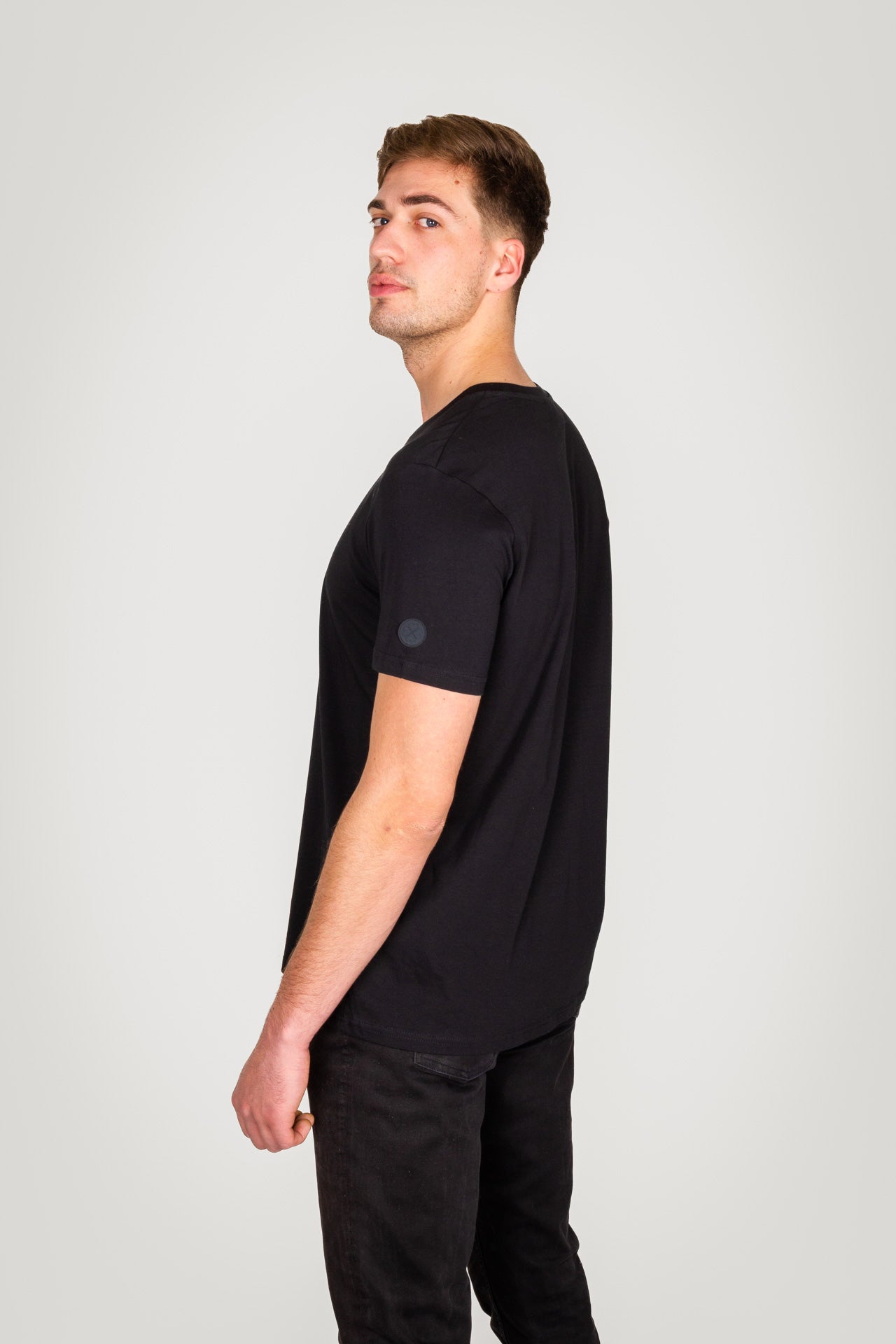 TIAGO zwart t-shirt biologisch katoen zijkant detail